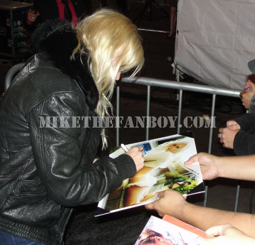 Anna Farris signing autographs at the you again premiere