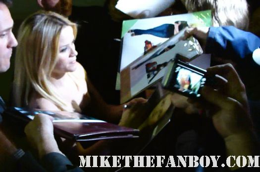 Reese Witherspoon, How do you know, premiere, signing autograph sexy hot