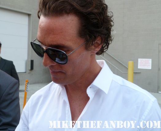 Matthew McConaughey stops to sign autographs for fans dazed and confused mike the fanboy poster promo contact sexy hot beach how to lose a guy in 10 days poster contact ed tv