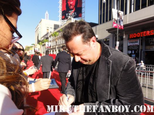 Joe Quesada, former Editor-in-Chief of Marvel Comics and is now Chief Creative Officer of Marvel Entertainment signed autograph thor movie premiere hollywood el capitan