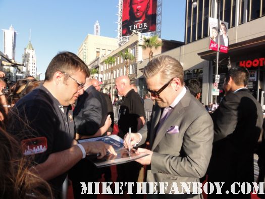 ken branagh director stops to sign autographs for fans at the el capitan theatre for the thor world premiere rare promo hot 