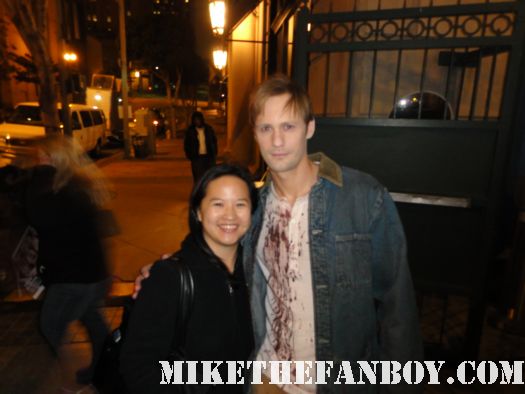 alexander skarsgard aka eric northman stops to take a photo with a fan on the set of true blood season 4 rare signed autograph hot sexy vampire signed autograph promo