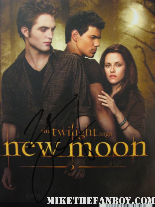 twilight star taylor lautner signs autographs for fans rare signed autograph photo hot sexy abs jacob black poster photo mini rare hot sexy damn fine