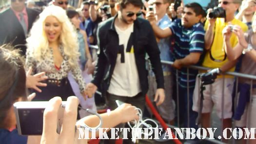 Christina-Aguilera-signs-autographs-for-fans-before-taping-extra-with-mario-lopez-at-the-grove