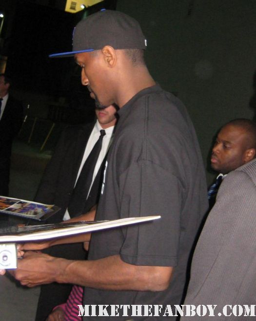 los angeles lakers star ron artest signs autographs for fans Amazing Defender tall hot sexy basketball player signed autograph signature #37 15