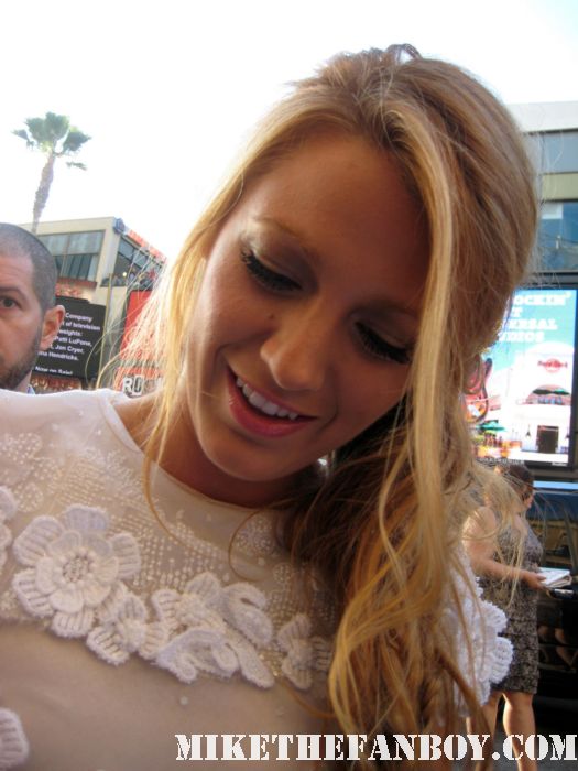 gossip girl star blake lively signs autographs for fans at the green lantern world movie premiere sexy hot rare signed autograph photo shoot naked rare promo fine photoshoot