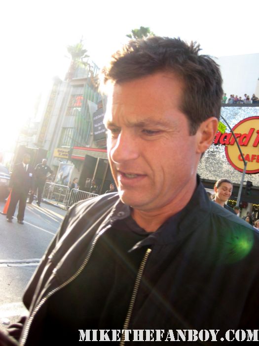 horrible bosses star jason bateman stops to sign autographs for fans at the green lantern world premiere in hollywood extract hogan family the switch rare promo hot rare