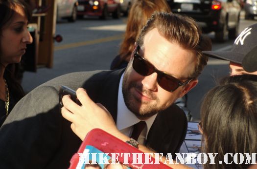 Jason Sudeikis signing autographs for fans at the horrible bosses world movie premiere in hollywood rare hot promo mtv snl rare