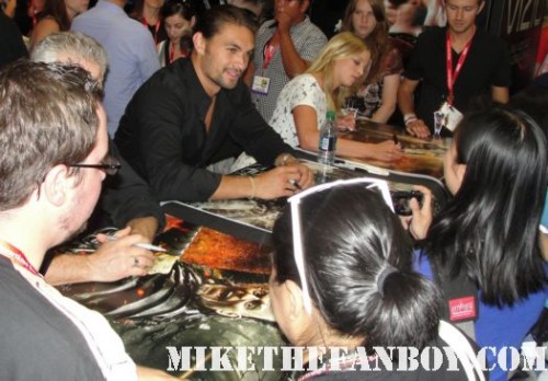 comic con san diego comic con 2011 sdcc 2011 jason momoa sexy hot rare conan the barbarian cast autograph signing at the lionsgate booth sexy muscle