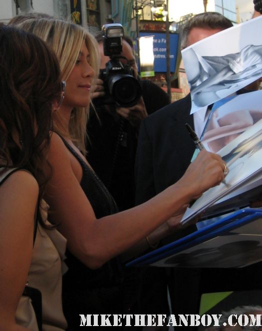 jennifer aniston signing autographs for fans at the world premiere of horrible bosses in hollywood friends picture perfect the object of my affection rare rachel green hot the switch 
