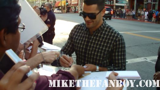 Jesse Metcalfe signing autographs at the horrible bosses world premire movie hot sexy rare tatoo hot muscle desperate housewives shirtless gardener hot sexy rare chest hair