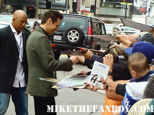 jim carrey signing autographs for fans at the world movie premiere of Mr. Poppers penguins in hollywood rare ace ventura in living color yes man liar liar promo eternal sunshine of the spotless mind  mr poppers penguins rare world movie premiere jim carrey rare promo hot sexy red carpet hollywood movie premiere