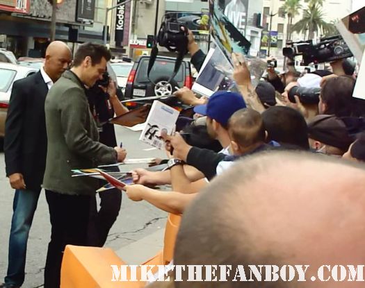 jim carrey signing autographs for fans at the world movie premiere of Mr. Poppers penguins in hollywood rare ace ventura in living color yes man liar liar promo eternal sunshine of the spotless mind  mr poppers penguins rare world movie premiere jim carrey rare promo hot sexy red carpet hollywood movie premiere