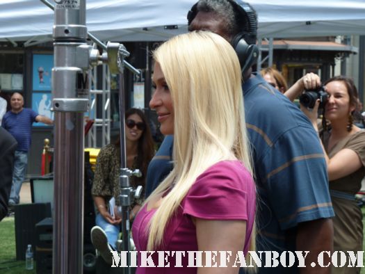 paris hilton on extra with mario lopez at the grove signing autographs for fans rare promo hot sexy rare