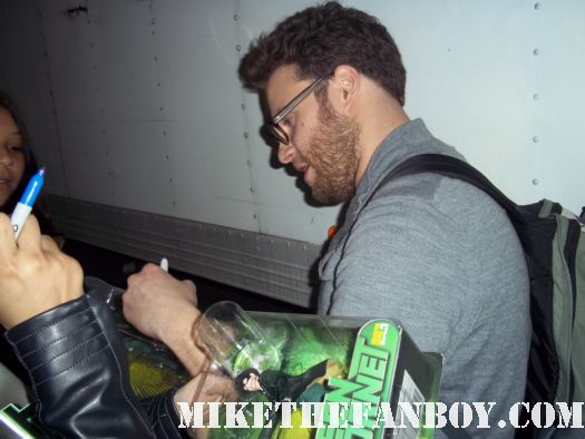 seth rogan star of The Green hornet signing autographs for fans kung foo panda 2 promo rare hot sexy rare knocked up pineapple express
