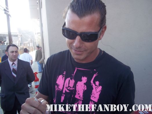 gavin rossdale from bush stops to sign autographs for waiting fans outside a talk show taping performance with Bush sexy hot rare photo shoot autograph bush signed rpomo shirtless