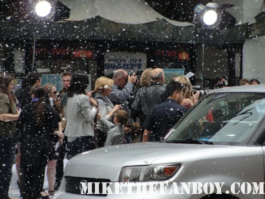making it snow on hollywood blvd for the mr. poppers penguins world movie premiere mr poppers penguins rare world movie premiere jim carrey rare promo hot sexy red carpet hollywood movie premiere