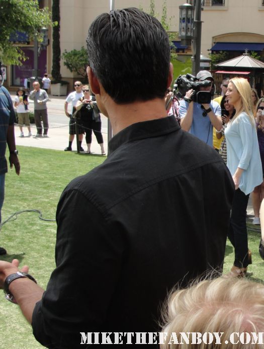 lisa kudrow friends star at a taping of extra at the grove with mario lopez to promote web therapy signed autograph friends phoebe buffay the comeback valerie cherish opposite of sex romy and michele's high school reunion