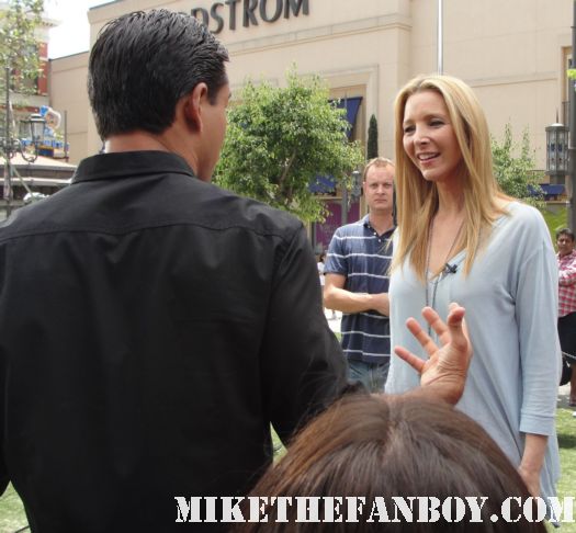 lisa kudrow friends star at a taping of extra at the grove with mario lopez to promote web therapy signed autograph friends phoebe buffay the comeback valerie cherish opposite of sex romy and michele's high school reunion