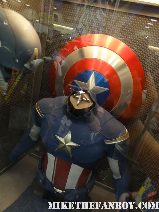san diego comic con sdcc 2011 rare captain america prop and costume display at the marvel booth rare chris evans spandex