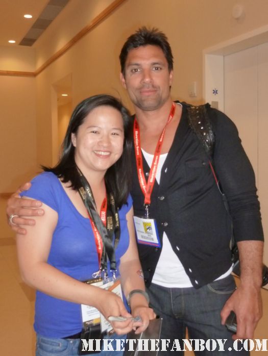 Manu Bennett (Crixus) posing for a fan photo with erica spartacus blood and sand san diego comic con 2011 sdcc 2011 rare fan photo hot sexy shirtless