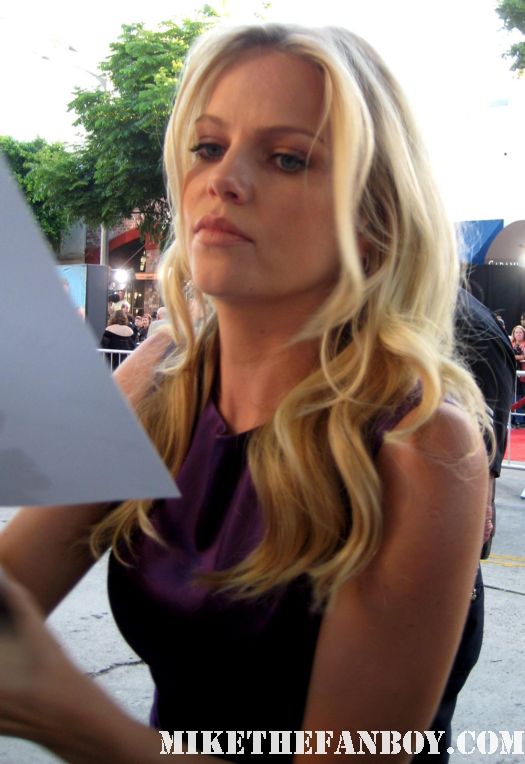 Mircea Monroe  Signing autographs for fans at the change up world movie premiere big love 24 rare