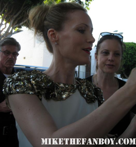 Leslie Mann from knocked up Signing autographs for fans at the change up world movie premiere 40 year old virgin 17 again