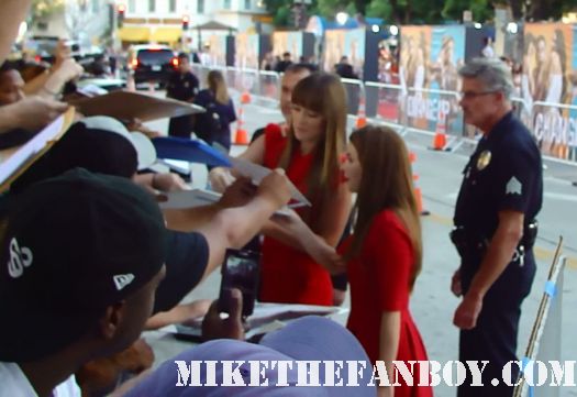 olivia wilde arrives and joins leslie mann from knocked up and 40 year old virgin-signs-autographs-for-fans-at-the-change-up-premiere The change up world movie premiere with ryan reynolds olivia wilde jason bateman leslie mann rare promo the crowd at the break up world movie premiere