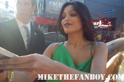 freida pinto signing autographs for fans at the rise of the planet of the apes premiere rare signed autograph hot sexy rare promo photo shoot damn sexy hot rare model