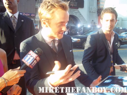tom felton draco malfoy from harry potter signing autographs for fans at the rise of the planet of the apes premiere rare signed autograph hot sexy rare promo photo shoot damn sexy