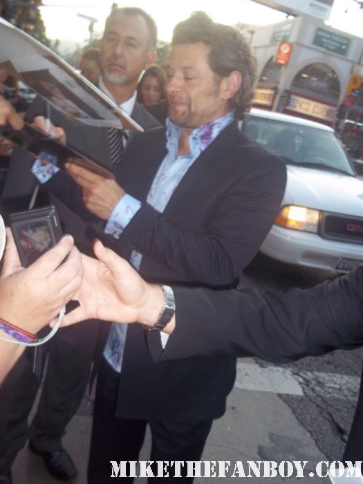 andy serkis from 13 going on 30 and lord of the rings gollum signing autographs for fans at the rise of the planet of the apes premiere rare signed autograph hot sexy rare promo photo shoot damn sexy