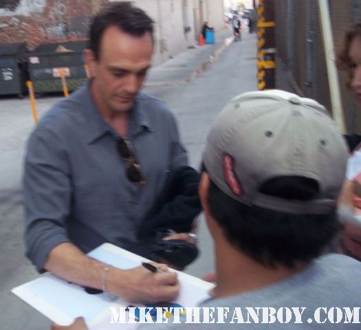 hank azaria gargamel from the smurfsa and chief wiggam from the simpson's stops to sign autographs for fans while out promoting smurfs signed autograph rare birdcage promo rare