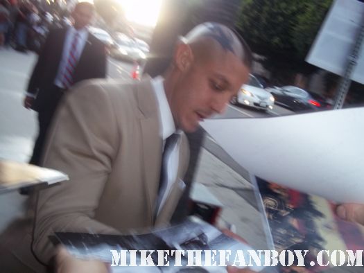 the sons of anarchy season 4 world premiere with katey sagal Emilio Rivera Theo Rossi CHARLIE HUNNAM theo rossi looking sexy signing autographs for fans theo rossi hot theo rossi sexy