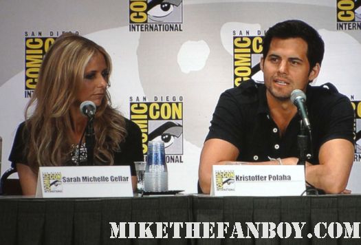sarah michelle gellar at the 2011 san diego comic con sdcc 2011…and Kristoffer Polaha (Life Unexpected) who almost played Riley Finn in Buffy 10 years ago.  Guess he and Sarah were destined to be co-stars!