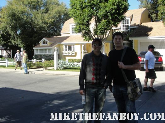 mike the fanboy in front of teri hatcher's house on the set of desperate housewives wisteria lane