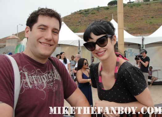 Krysten Ritter from veronica mars and 27 dresses poses for a fan photo with mike the fanboy at the 6th annual surfrider benefit