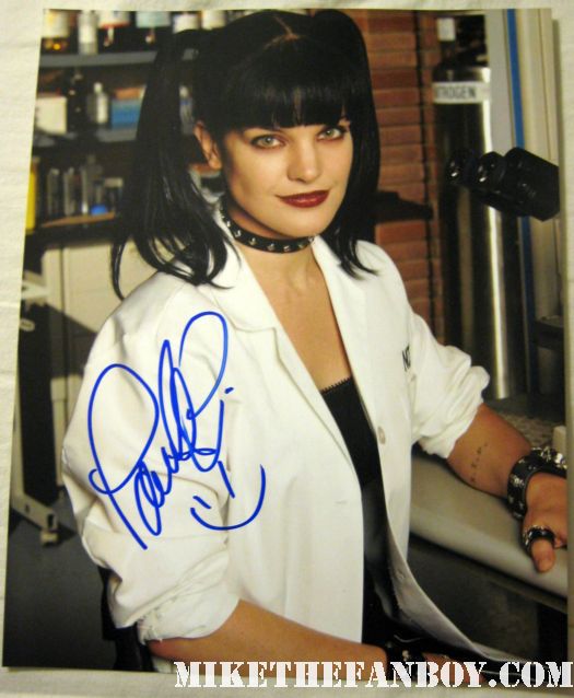 pauley perrette signed autograph ncis photo rare promo hot sexy pauley perrette poses for a photo with ncis fan anushika from mike the fanboy.comNCIS star Pauley Perrette takes a photo with uber fan anushika from mike the fanboy NCIS star Pauley Perrette stops her car to sign autographs for fans hot sexy Abby Sciuto rare