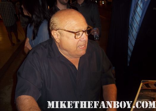 danny devito from twins and taxi signs autograph at the it's always sunny in philadelphia and the league premiere 