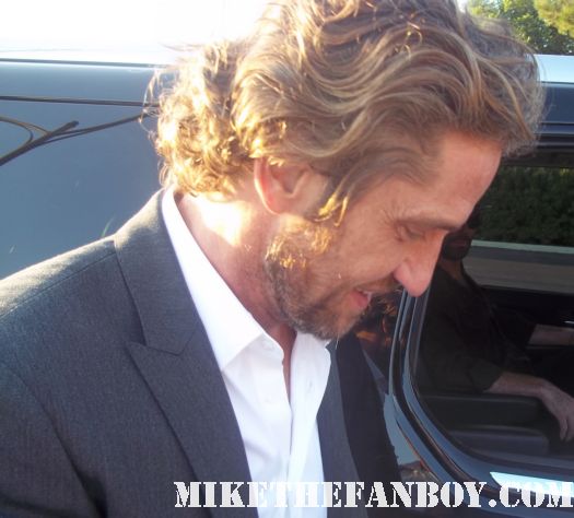 300 star gerard butler stops to sign autographs for fans outside a talk show taping sexy hot rare autograph promo gamer king leonidas p.s. I love you