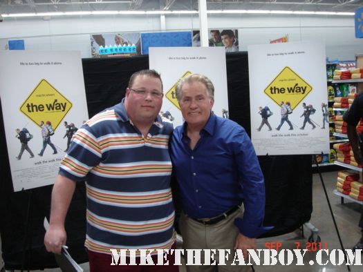 chuck mike the fanboy fan posing for a fanboy fan photo with the west wing star martin sheen signed autograph rare promo