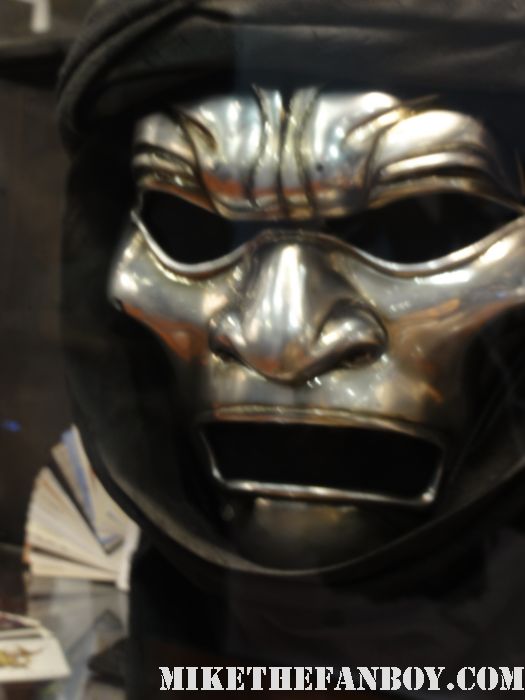 rare 300 costume prop mask gladiator on display at NYCC New York Comic Con 2011 rare sexy shane west and maggie q sign autographs for fans at nycc comic con rare promo nikita Eddie Kitsis and Adam Horowitz signing autographs for once upon a time abc show review rare ginnifer goodwin rare promo hot sexy