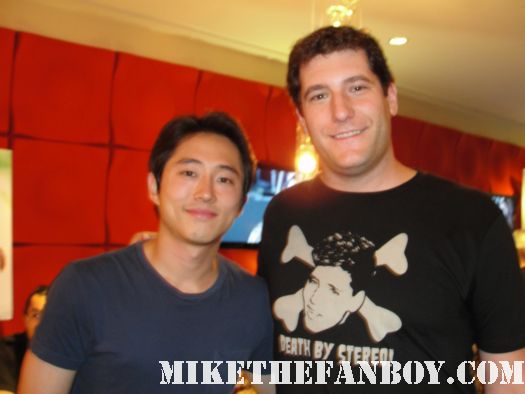 mike the fanboy with Steven Yeun glenn at the walking dead season 2 premiere SAG screening 