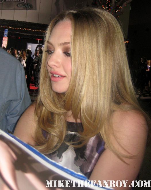 amanda seyfried signing autographs for fans at the in time prop car costume rare the in time world movie premiere with amanda seyfried justin timberlake matt bomer johnny galecki hot sexy rare promo sex fine abs