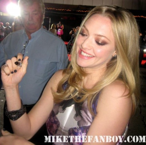 amanda seyfried signing autographs for fans at the in time prop car costume rare the in time world movie premiere with amanda seyfried justin timberlake matt bomer johnny galecki hot sexy rare promo sex fine abs