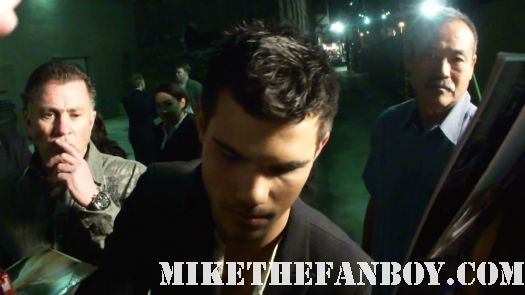 Sexy hot taylor lautner stops to sign autographs for fans! Hot sexy abs taylor lautner shirtless breaking dawn part 1 promo jacob black