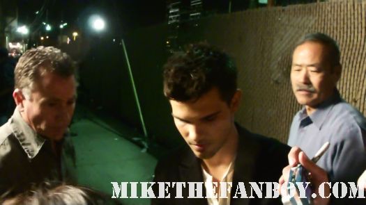 Sexy hot taylor lautner stops to sign autographs for fans! Hot sexy abs taylor lautner shirtless breaking dawn part 1 promo jacob black