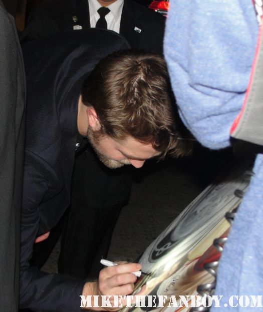 Robert pattinson signing autographs for fans after jimmy kimmel live hot sexy edward cullen cedric diggory harry potter promo remember me