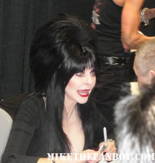 elvira mistress of the dark cassandra peterson signing autographs at comikaze expo 2011 for fans rare promo hot 