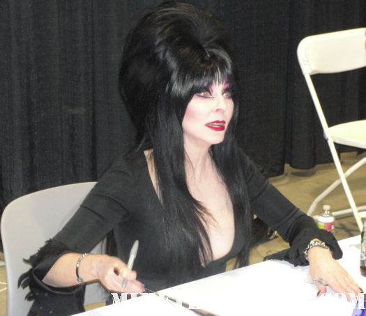 elvira mistress of the dark cassandra peterson signing autographs at comikaze expo 2011 for fans rare promo hot 