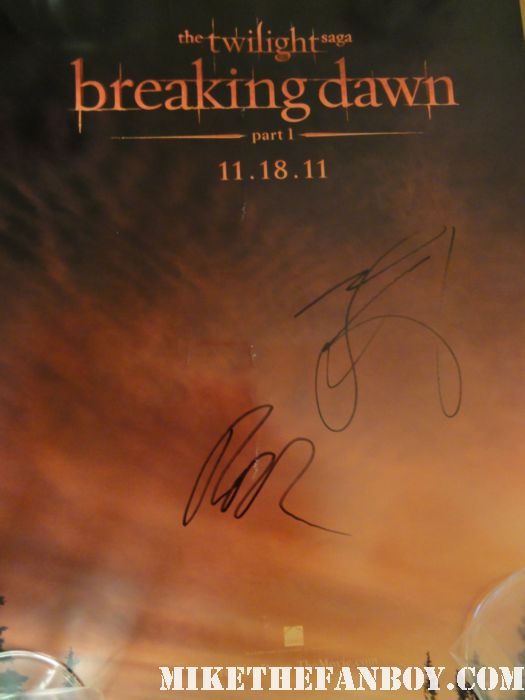 Twilight breaking dawn hand signed autograph mini movie poster rob pattinson taylor lautner sexy hot vampire rare Sexy hot taylor lautner stops to sign autographs for fans! Hot sexy abs taylor lautner shirtless breaking dawn part 1 promo jacob black